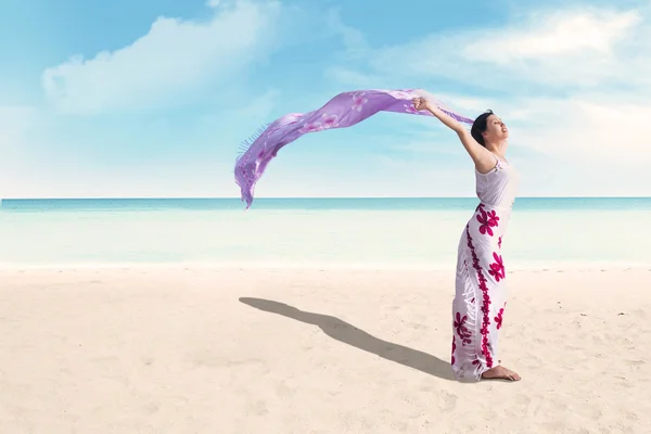 Femme profitant de vacances à la plage — Photo