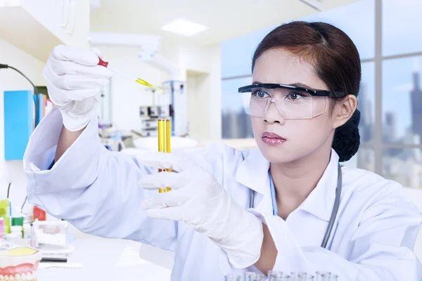 Wissenschaftler und gelber Kolben — Stockfoto