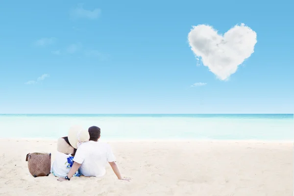 Tempo romântico na praia — Fotografia de Stock