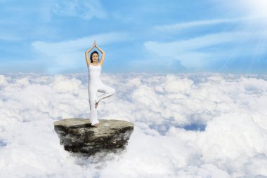 Bulutların üstünde güzel yoga