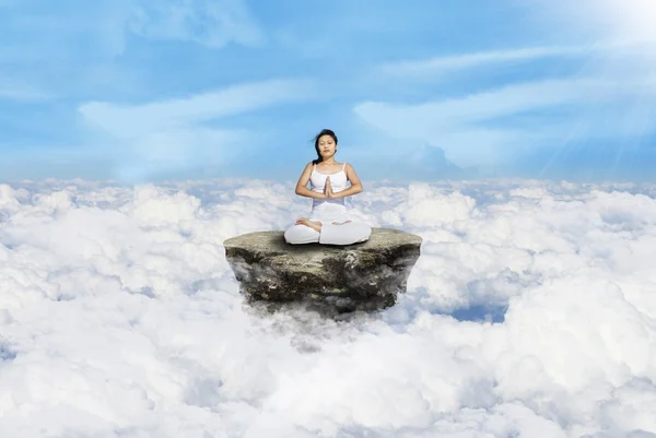 Au-dessus des nuages yoga en blanc — Photo