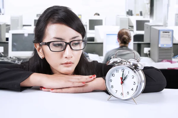 Affärskvinna tittar på tidsfristen — Stockfoto