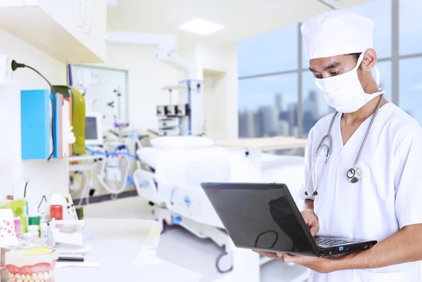 Médico trabajando con portátil — Foto de Stock