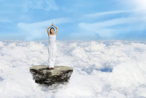 Mulher meditando no céu — Fotografia de Stock