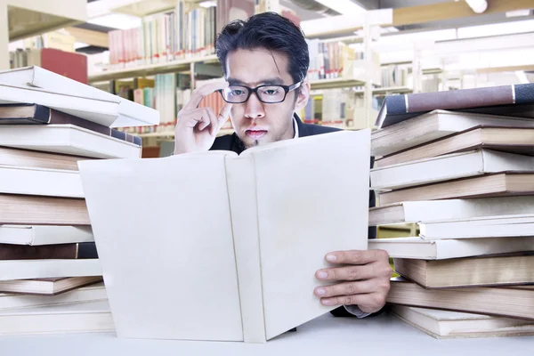 Umtriebiger Geschäftsmann in der Bibliothek — Stockfoto