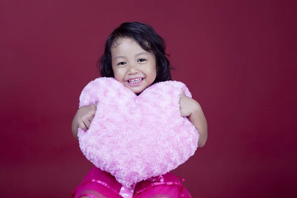 Neşeli kız holding pembe kalp — Stok fotoğraf