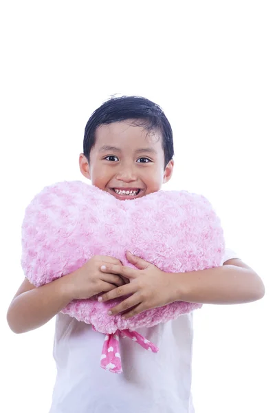 Niño feliz sosteniendo el corazón - aislado — Foto de Stock