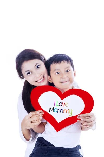 Niño dando tarjeta de amor a la madre — Foto de Stock