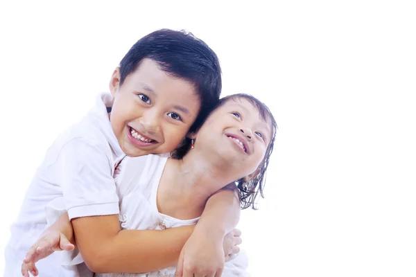 Hermano dando abrazo a hermana —  Fotos de Stock