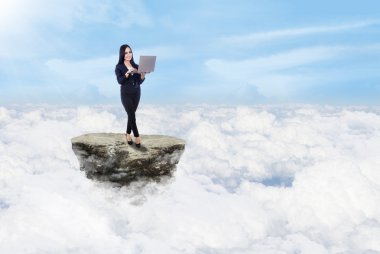 iş kadını ve bulutların üstünde laptop