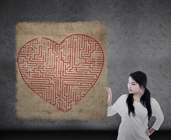 Mulher bonita detém mapa labirinto coração — Fotografia de Stock