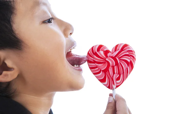 Chico lamiendo amor lollipop — Foto de Stock