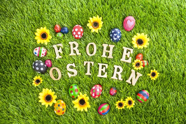 Frohe ovos de testosterona na grama — Fotografia de Stock