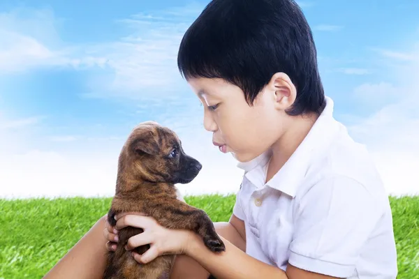 Ragazzo e cucciolo all'aperto — Foto Stock