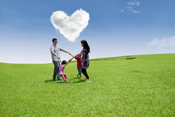 Valentinstag mit der Familie genießen — Stockfoto