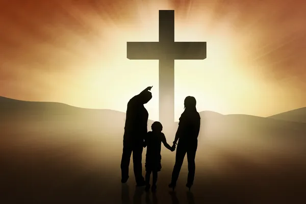 Kristen familj stod vid korset — Stockfoto