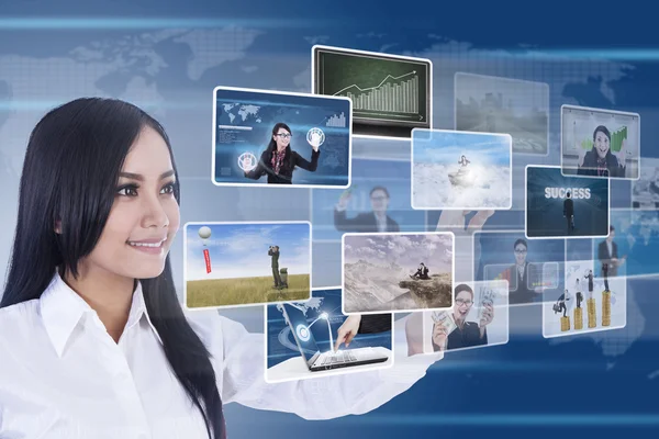 dijital medya kullanarak iş kadını