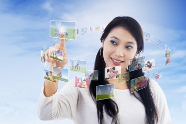 güzel kadın ve dijital iletişim