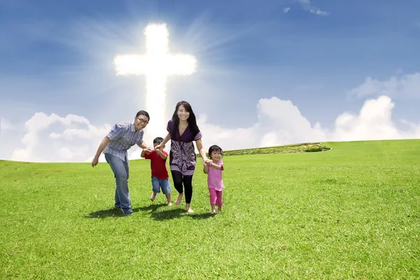 Χριστιανική οικογένεια, τρέξιμο στο πάρκο — Φωτογραφία Αρχείου