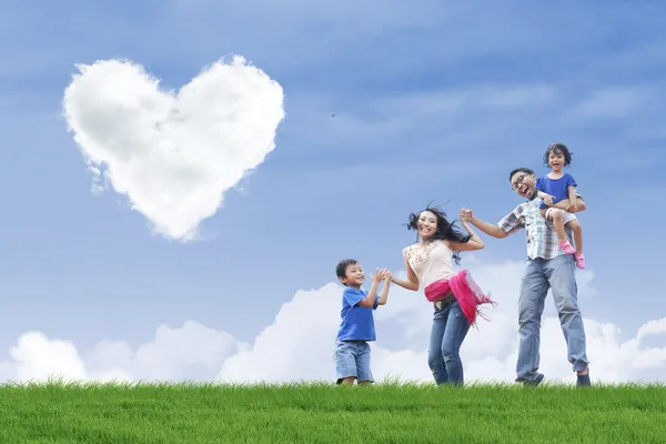 Familie wandeling en hart wolken — Stockfoto