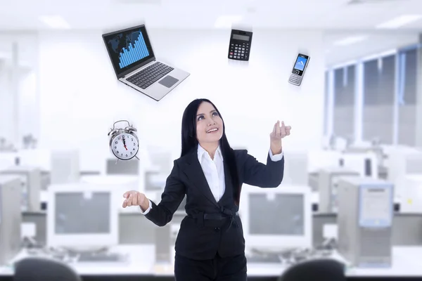 Multitasker mujer de negocios utilizando el ordenador portátil, calculadora, teléfono, reloj — Foto de Stock