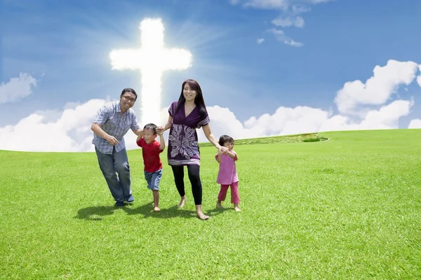 Katholische Familie am Kreuz — Stockfoto