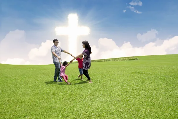 Familia católica celebra la Pascua —  Fotos de Stock