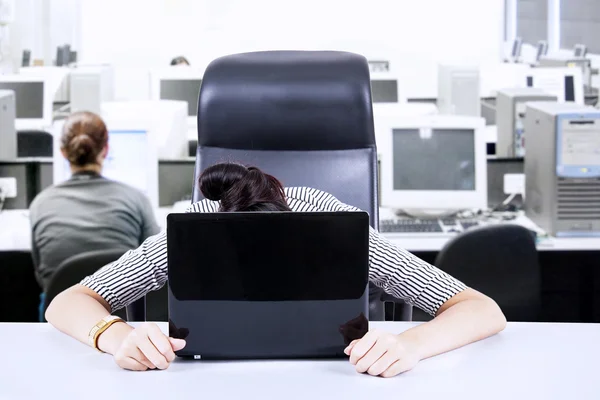 Mujer de negocios cansada en la oficina —  Fotos de Stock