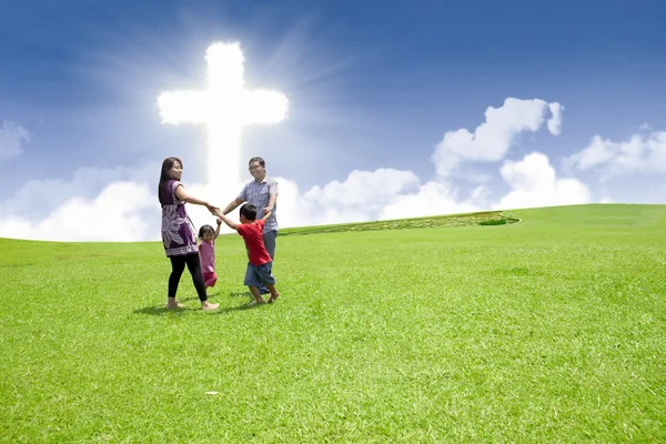 Famiglia cristiana che balla — Foto Stock