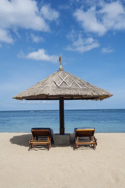 Bella spiaggia e capanna — Foto Stock