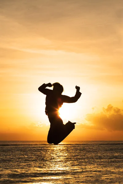 Hermoso salto al atardecer — Foto de Stock