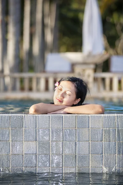 女人享受酒店游泳池 — 图库照片