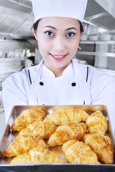 Baker trae croissant en la cocina —  Fotos de Stock