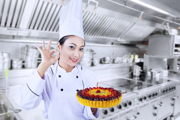 Hermoso chef cocinar delicioso pastel — Foto de Stock