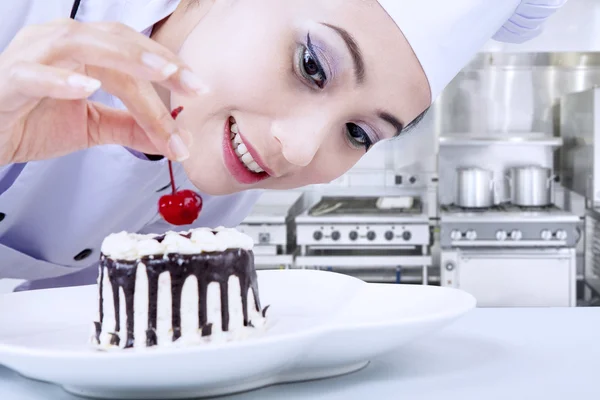 Hermoso chef decoración pastel — Foto de Stock