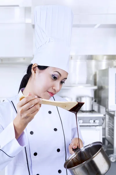 Chef préparant gâteau au chocolat — Photo