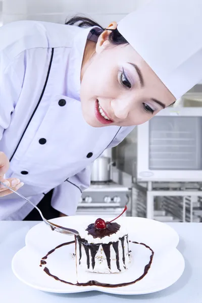 Chef-kok voorbereiding dessert — Stockfoto