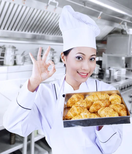 Padeiro feliz com croissants — Fotografia de Stock