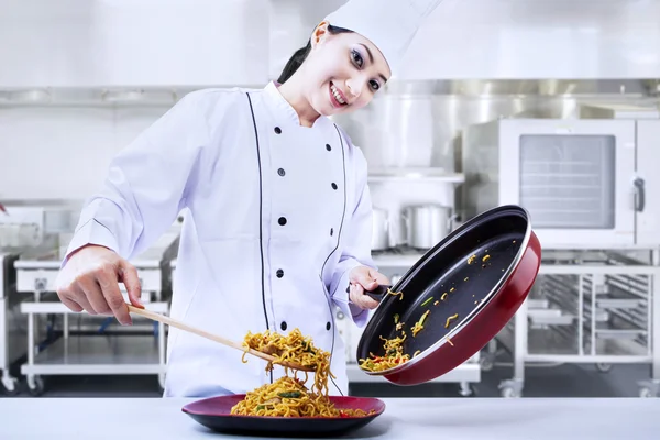 Asiatico chef cuochi tagliatelle — Foto Stock