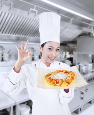 güzel şef ve lezzetli pizza
