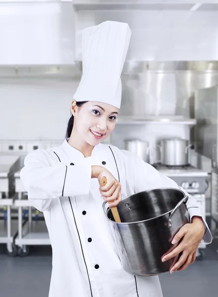 Chef che prepara torta al cioccolato in cucina — Foto Stock