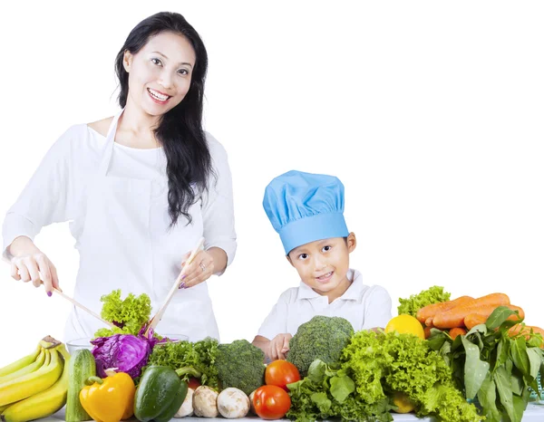 Famille asiatique et légumes verts sur blanc — Photo
