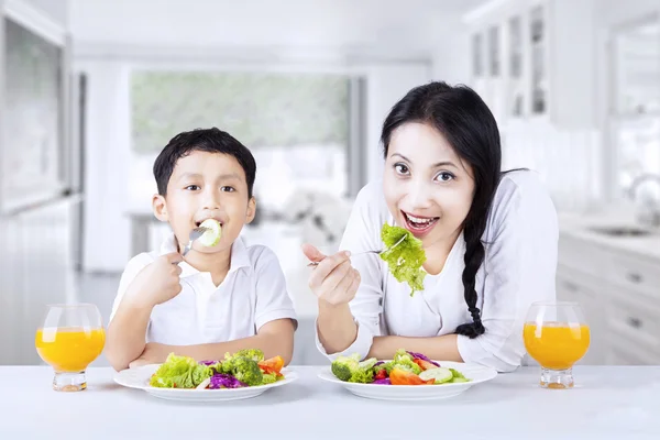 Asiática familia eathing saludable ensalada en casa —  Fotos de Stock