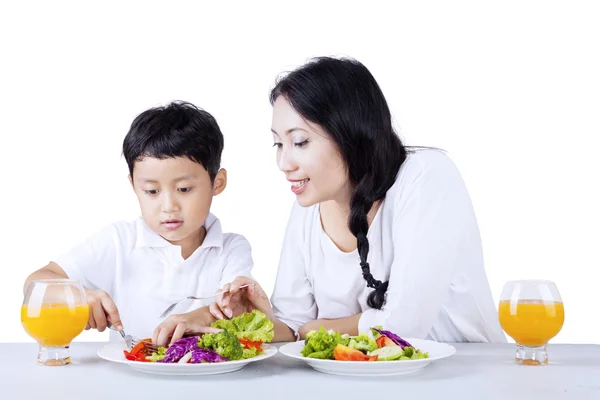 鼓励孩子吃绿色-孤立 免版税图库照片