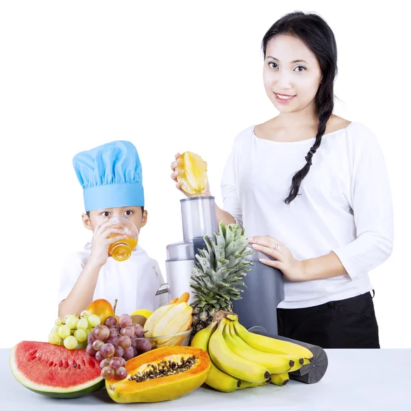 Pojke och mamma göra friska juice - isolerade — Stockfoto