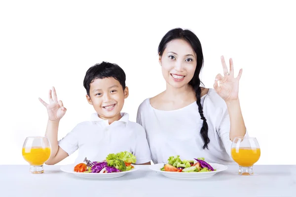 Moeder en zoon hou van gezonde salade - geïsoleerd — Stockfoto