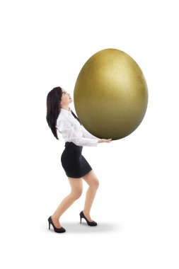 altın yumurta - izole işkadını taşımak