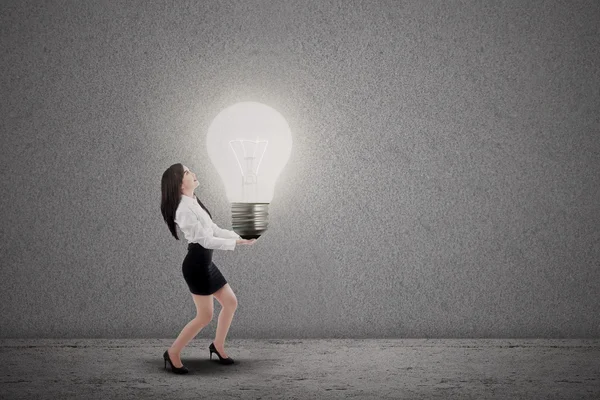 Asian businesswoman carry light bulb — Stock Photo, Image