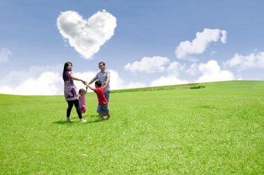 Sevgililer günü parkta zevk