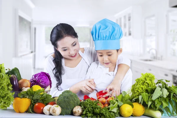 Asiático chico aprender a cortar en casa — Foto de Stock